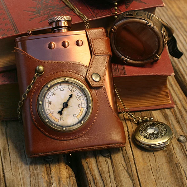 11cc_capt_jules_everlasting_steampunk_flask_in_use.jpg