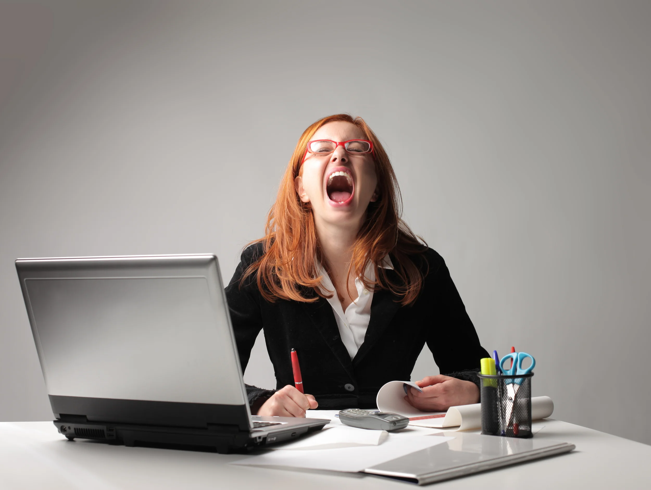 Психологические нарушения. Девушка в стрессе. Нервничаю и психую. Нервничаю и психую. Человек рвет на себе волосы.