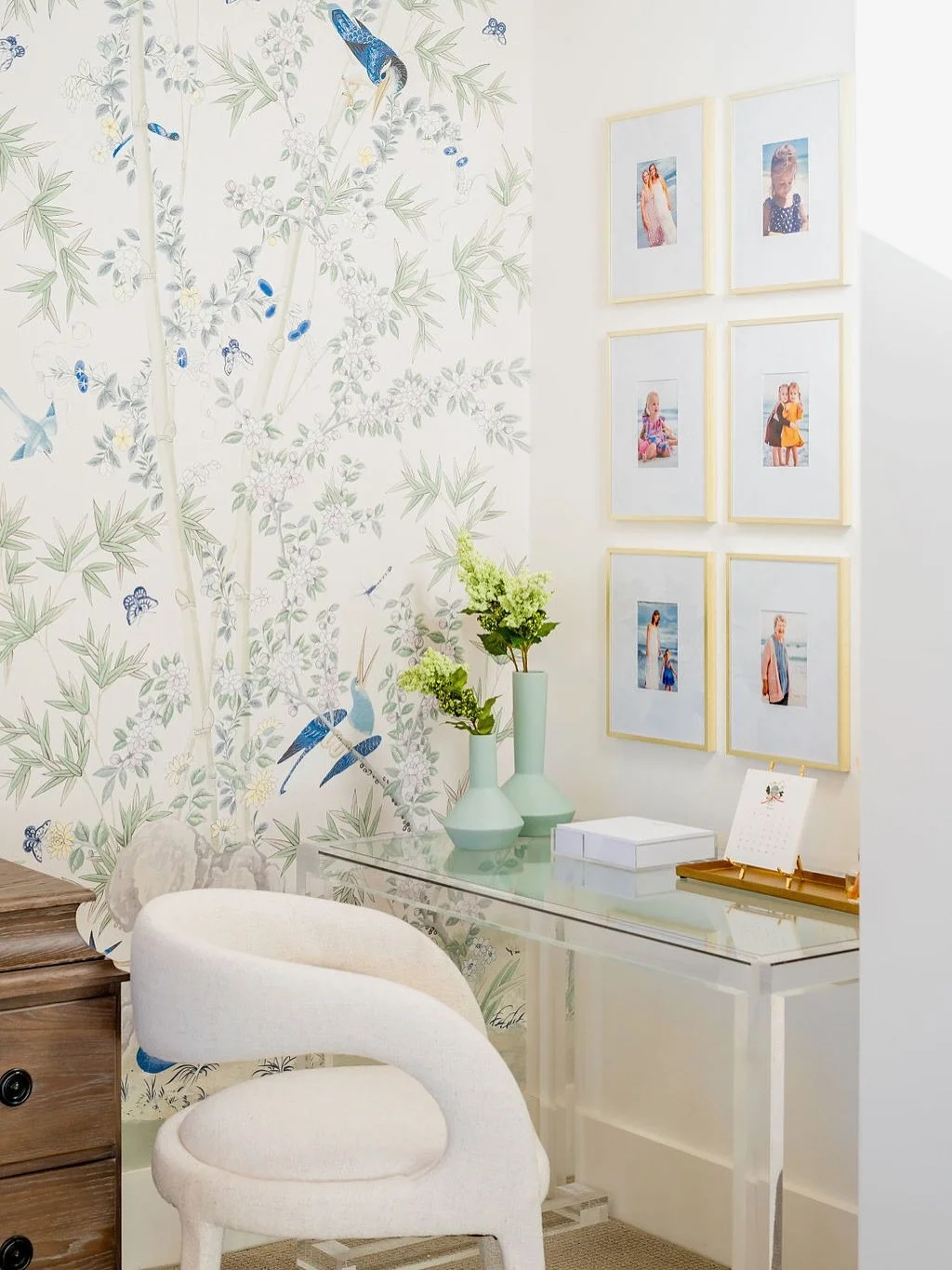 Mural wallpaper always has a way of pulling everything together! It&rsquo;s the finishing touch that makes a room feel complete. #wallpaper #interiordesign #muralwallpaper