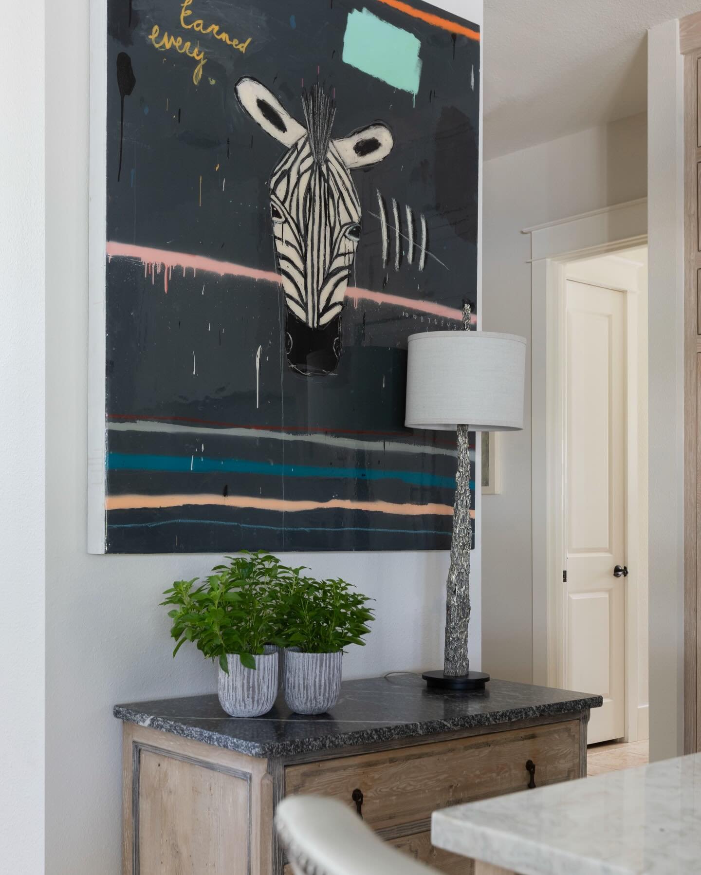 I love when my clients are art collectors and we can incorporate pieces that are meaningful to them into a project. Art adds so much personality and can be the perfect pop of color. 🖼️