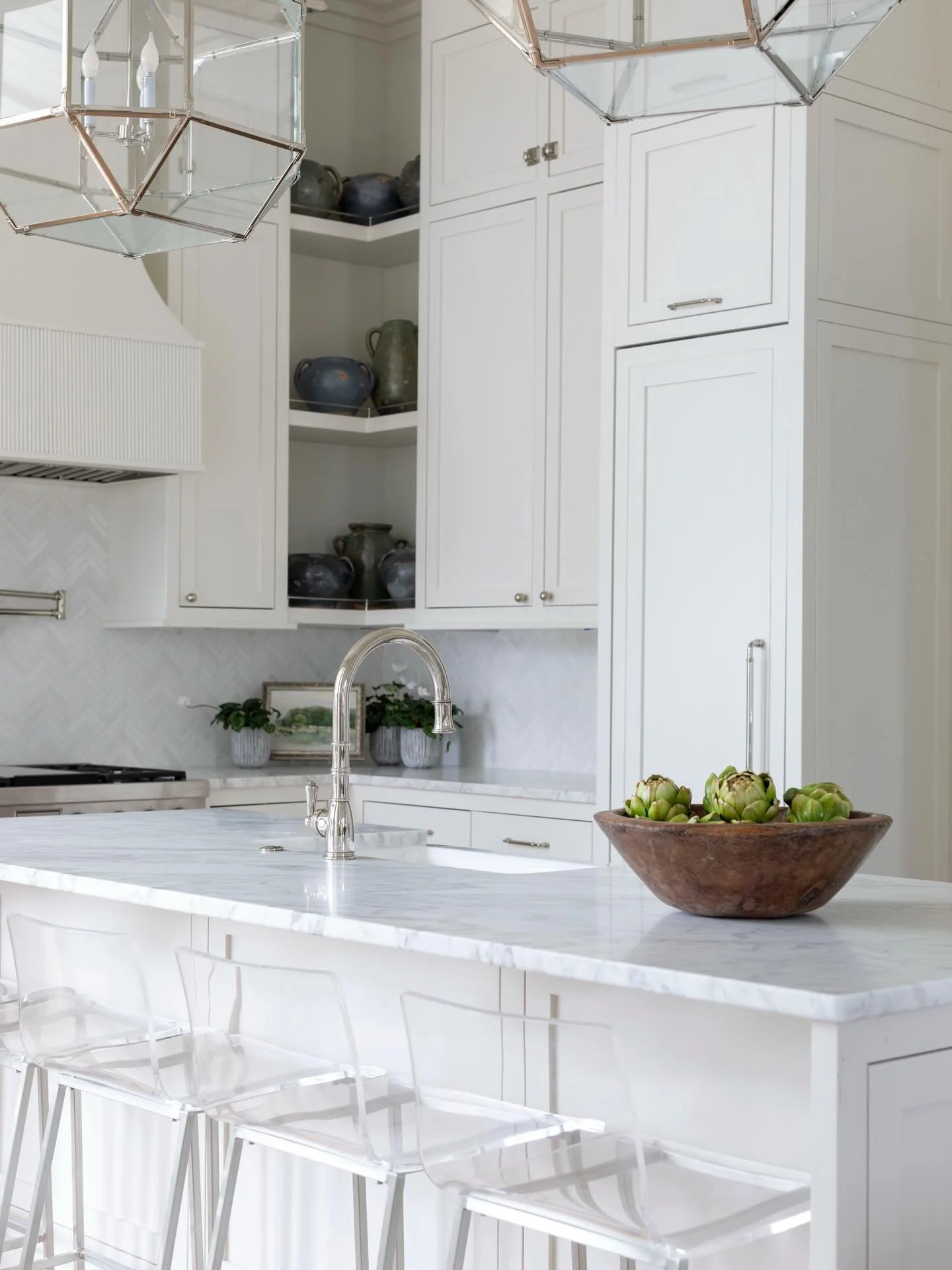 Every detail of this kitchen was chosen to create a space that is both beautiful and easy to live in. With this being a heavily rented home in Watercolor, we wanted everything to feel simple and easy for guests. ✨
