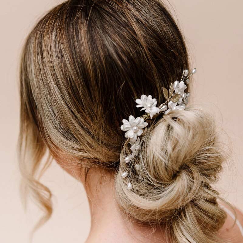Bridal Hair Pins and Combs for 2023 [Tips & FAQs]