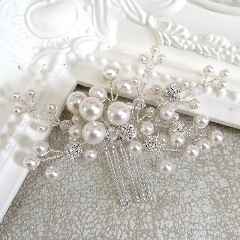 The Mira comb by Arianna Tiaras is modern simplicity with a little extra sparkle from pave set diamante beads and crystals.