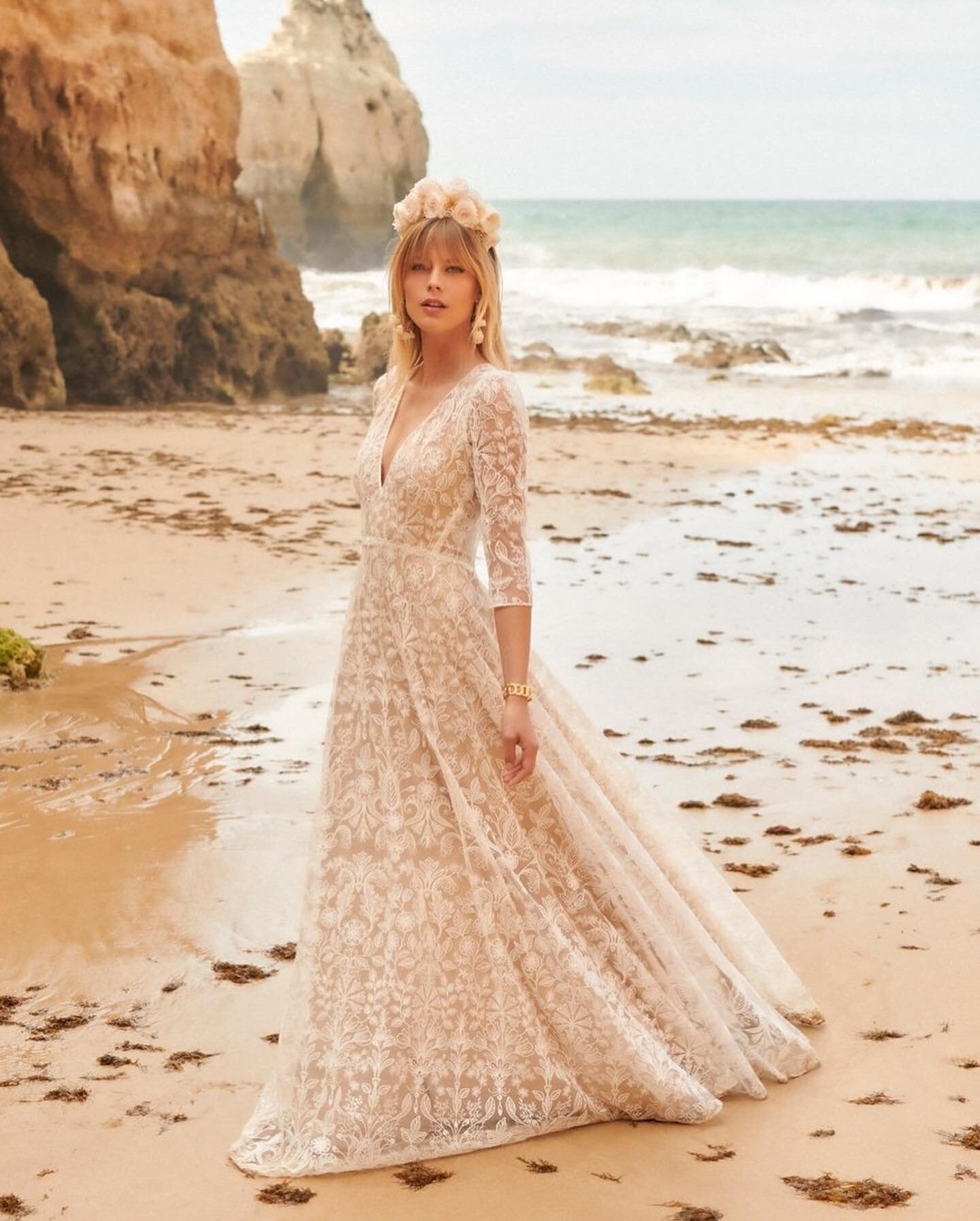 Dress Mistral by @rembostyling an effortless lace gown for a relaxed wedding. We love the gorgeous embroidered lace and the open back details on this gown. Book in to see more by Rembo Styling.

#rembostyling #weddingdress #bohoweddingdress #bohowedd