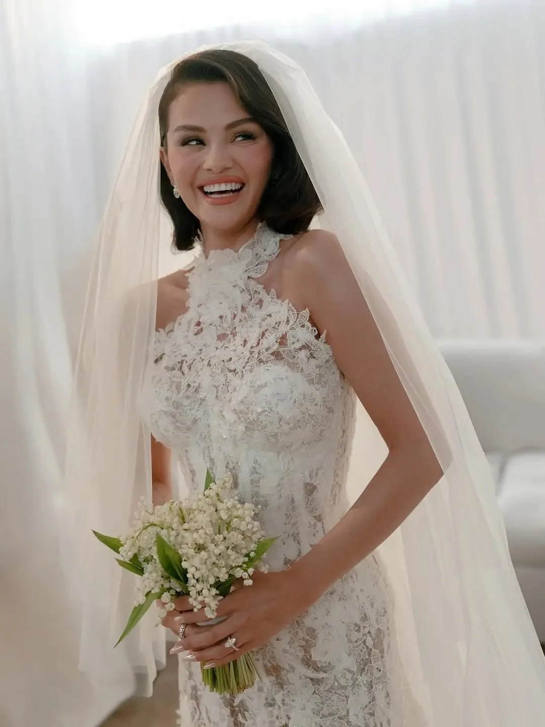 We are loving Selena Gomez&rsquo;s gorgeous halter neck bridal look! 🤍

One of her wedding looks featured a stunning halter neck full lace mermaid gown paired with classic Hollywood waves, so effortlessly glamorous, feminine, yet modern.

Why we lov