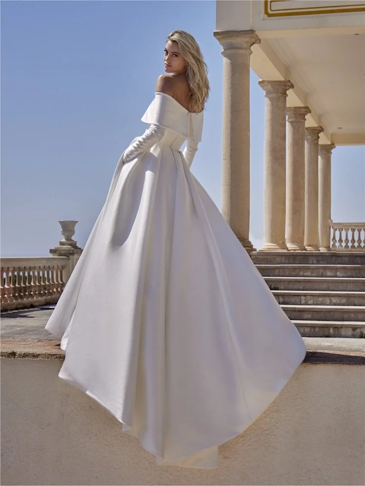 Delvine by Pronovias