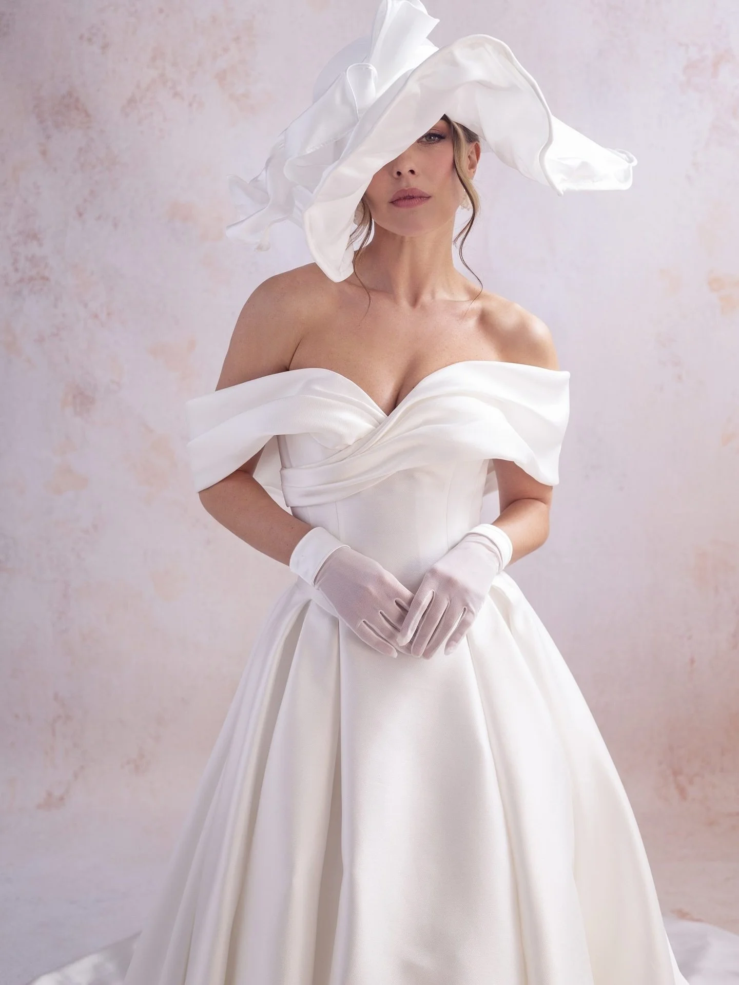 Weekends are made for gathering ideas for your dream gown. 🤍 And this weekend we are shinning a light on the new collection NOVA BELLE by designer @aprilbanbury, blending modern elegance with a romantic touch. Each gown celebrates timeless beauty th