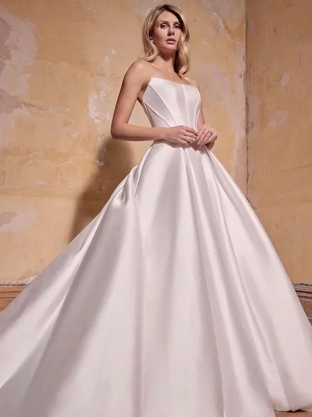 Starting the week with three beautifully classic looks by @josephinescottlondon - gowns that truly never go out of style. 

There&rsquo;s something so special about timeless design&hellip; clean lines, luxurious fabrics, and details that feel effortl