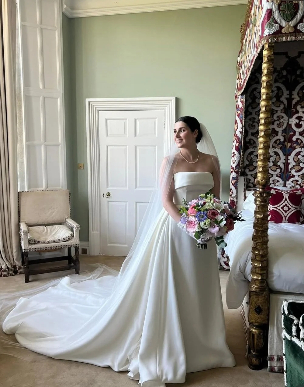 Mr &amp; Mrs 🤍🥂 Our gorgeous bride Lucy, looking effortlessly elegant on her wedding day at the breathtaking @leedscastleuk 

She chose Eleanor by @houseofstpatrick, a timeless style featuring a stunning detachable skirt. Its clean lines and effort
