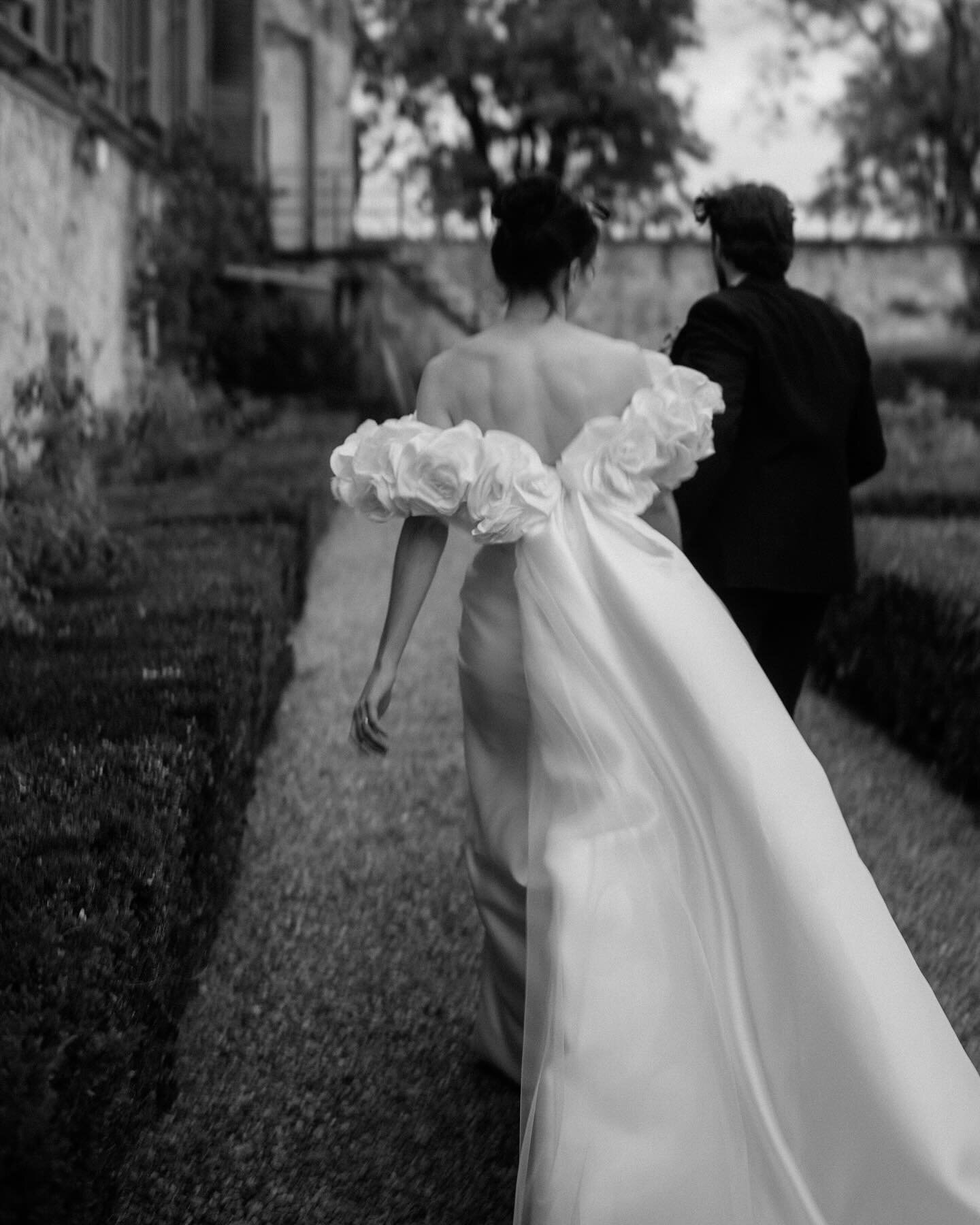 Day dreams of post-wedding garden frolicking, olive groves, and endless cacio e pepe in Tuscany, Italy. 

Planning &amp; Design | @maeandco_creative 
Venue | @villa_corsini
Florals | @noblefloralco
Bridal Gown | @evalendel
Hair &amp; Makeup | @thepor