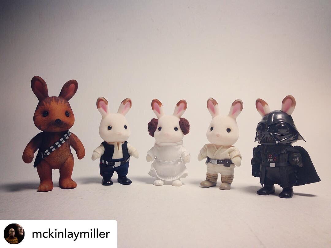 Growing up #calicocritters lived in my handmade dollhouses. Totally nostalgic feels as I costumed this #starwars set in collab with @mckinlaymiller &amp; @thehandandtheshadow for Daniel&rsquo;s nephew 🖤
.
.
.
@sylvanian_families_couture #sylvanianfa