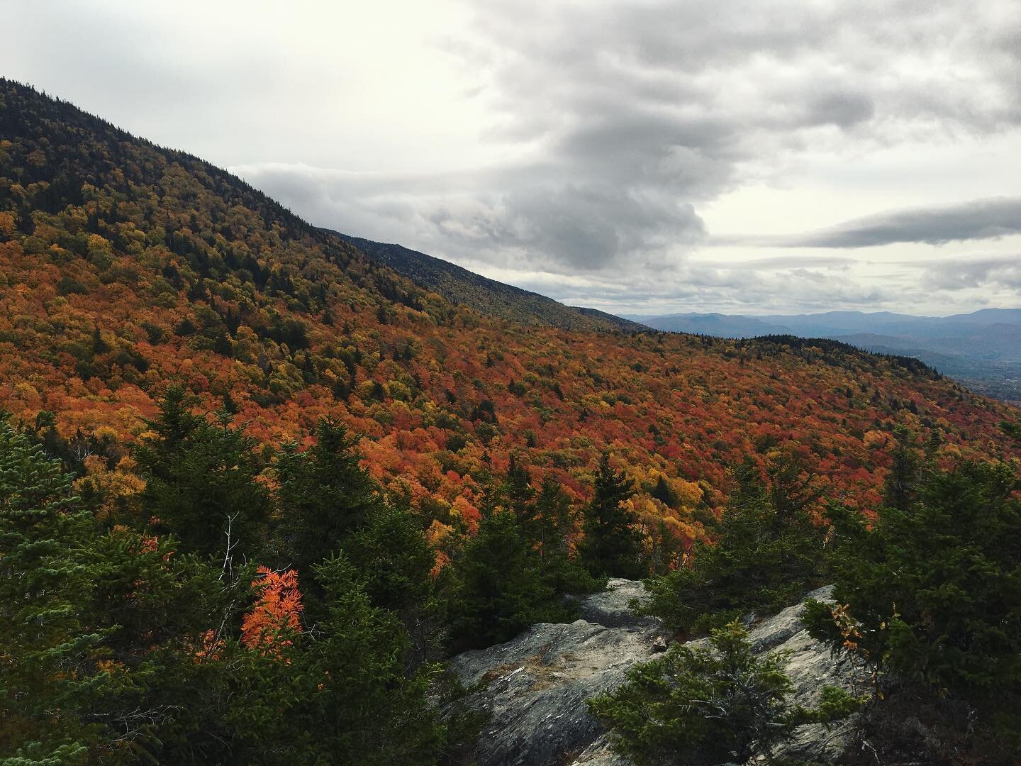 Very Vermont kind of day! 🍁
.
.
.
#stowepinnacle #stowepinnaclesummit #topofthemountain #leafpeeping #fallfoliage🍁 #onlyinvermont #🧡