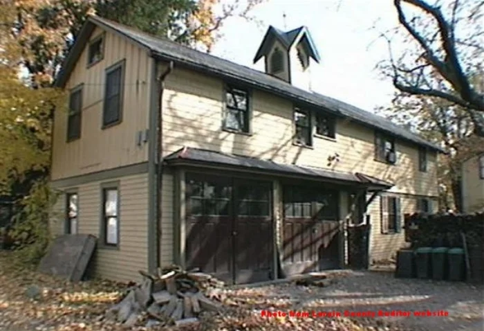 339 5th carriage house.JPG