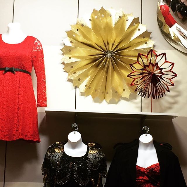 Torrid's gold &amp; red paper fans ushering us into this season's holiday spirit 🎁 #judithvonhopf #torrid #holidaydisplay #retaildesign