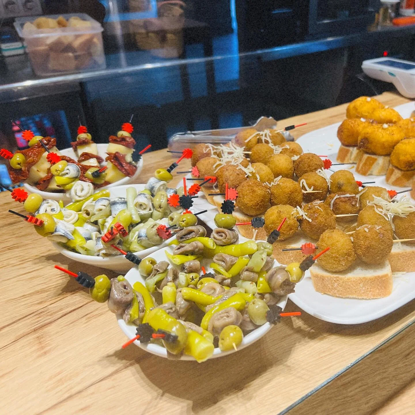 What are the three tapas/pintxos that you absolutely must not miss when you are in Spain? 🇪🇸 

Time to continue with part 2 of a mini countdown of the top 3 tapas/pintxos you absolutely must try. An edible to-do list.

2️⃣ BANDERILLAS 🍢🍡

〰️What 