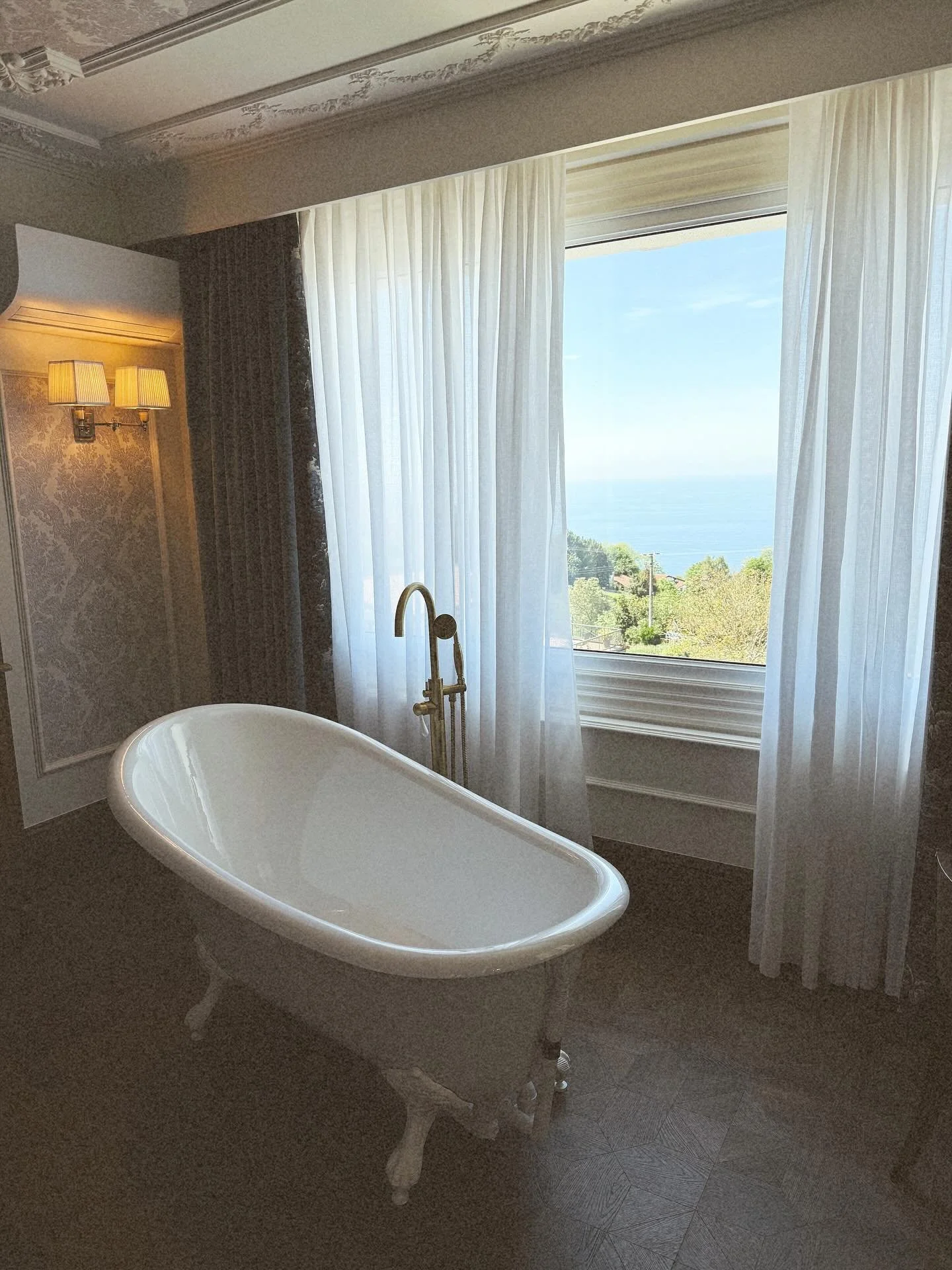 Have I got a new hotel for y&rsquo;all! 
🏨 @hotel_luze_san_sebastian 
📍Monte Igeldo, San Sebasti&aacute;n

This spot is outside the city&rsquo;s hustle and bustle, surrounded by the peace of the famously beautiful Basque countryside.

Just opened i