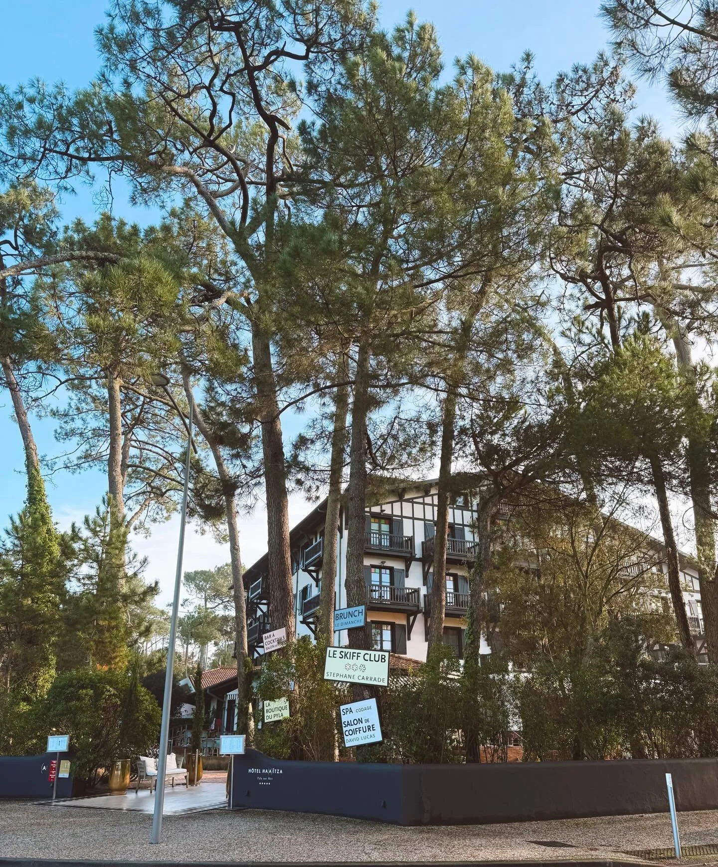 Who here has been to Arcachon? Thoughts? I&rsquo;m embarrassed to admit I had never actually made it into Arcachon proper until now. It&rsquo;s a funny place&hellip;the most whimsical architecture this side of Disney with a landscape that reminds me 