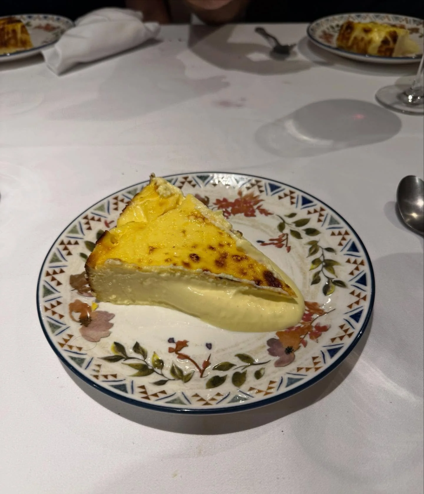 @bertakoteka is exactly what the Old Part needs right now.

While so many bars chase tourist traffic with bright lights and mediocre pintxos, the team behind Michelin-starred @amatolosa recently opened this stunner on Ferm&iacute;n Calbet&oacute;n. U