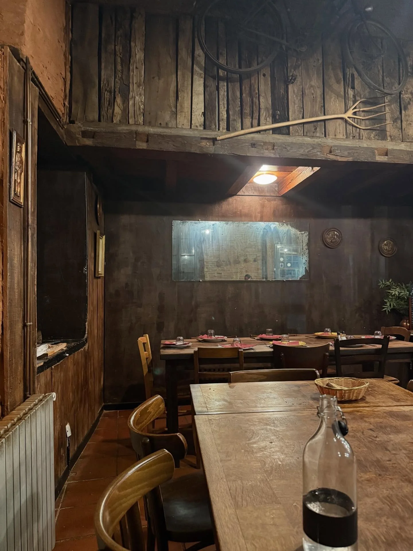 I really just stumbled upon this spot, tucked away on a side street. Inside, exposed brick walls, wooden beams overhead, mismatched chairs pulled up to long communal tables. I was like OK 👀 and just like that a meal at @restaurant_chez.navarre recon