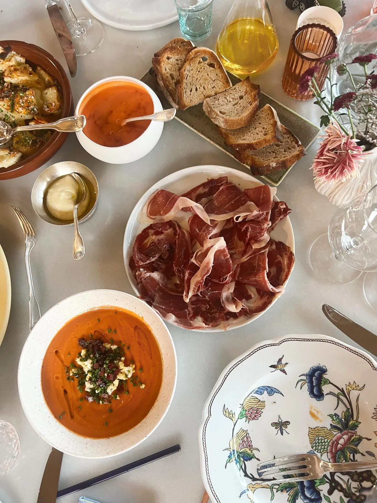 Sometimes I run out of time to post everything, sometimes I kinda wanna keep a little secret. In th case of @gaztelurarcangues it&rsquo;s both , though in reality this spot is no secret. 

An absolutely gorgeous countryside mansion, incredibly decora