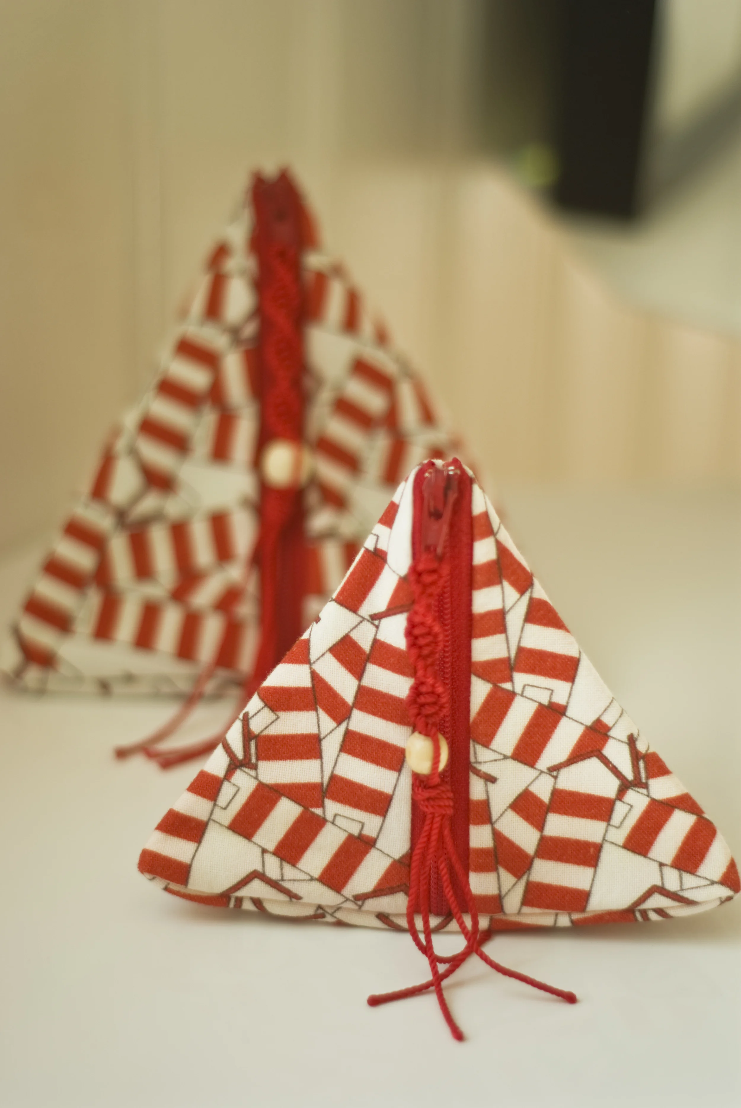  Mynstrið á þessum veskjum vísar í gamla Hafnarfjarðarvitann sem byggður var 1900 og stendur enn við Vitastíg.  /The old lighthouse in Hafnarfjörður is the pattern of these bags. It was build in 1900 and still stands at Vitastígur.   Mesta þvermál, t