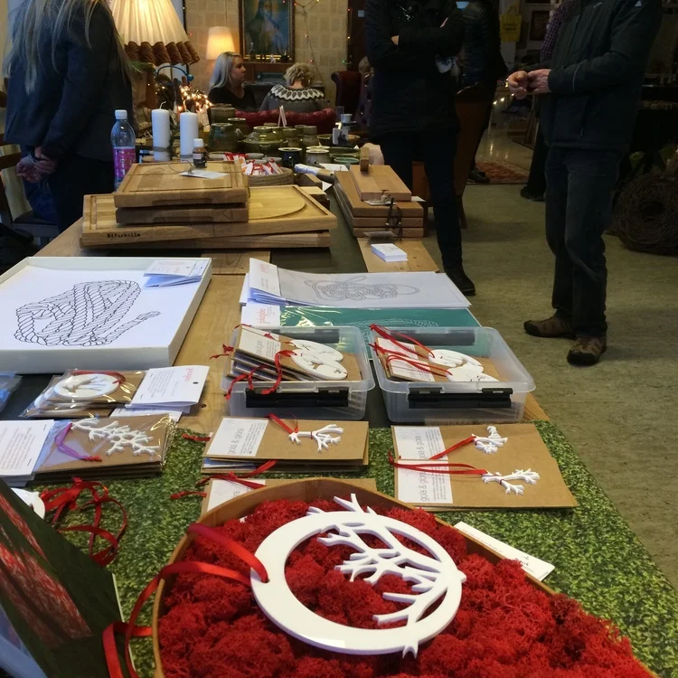 Íslenzka Pop-Up fjelagið á Bus hostel