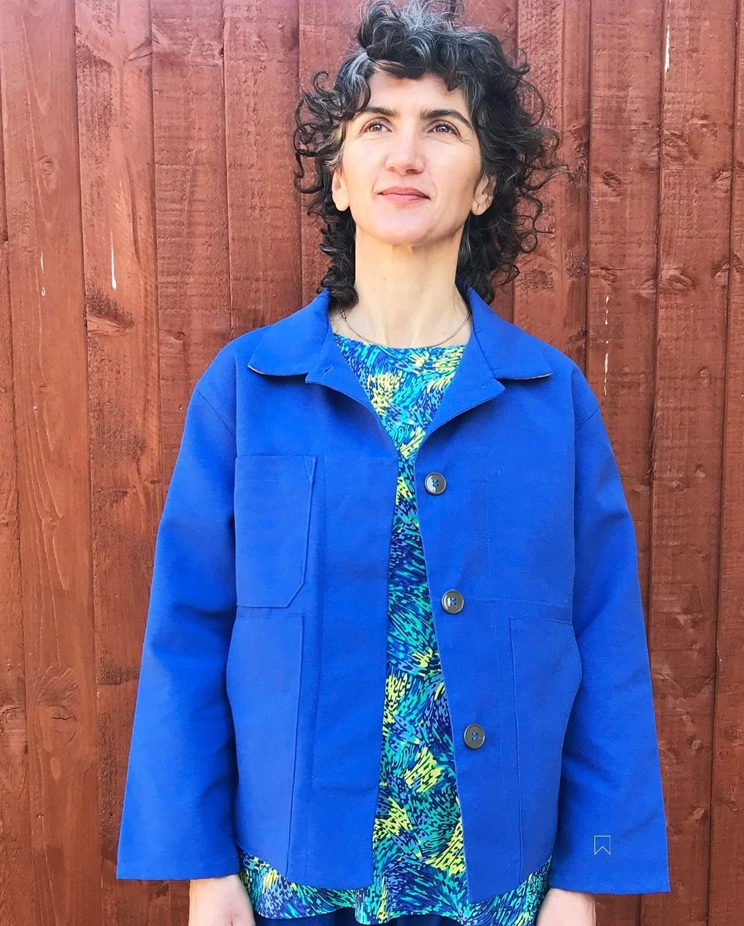 💙We’re excited to introduce our Marais Jacket in blue. Meticulously crafted in our studio, the Le Marais Jacket is a modern take on classic French workwear. Worn here by Sonia with our Electric lagoon cap sleeve and blue needle cord culottes🧵