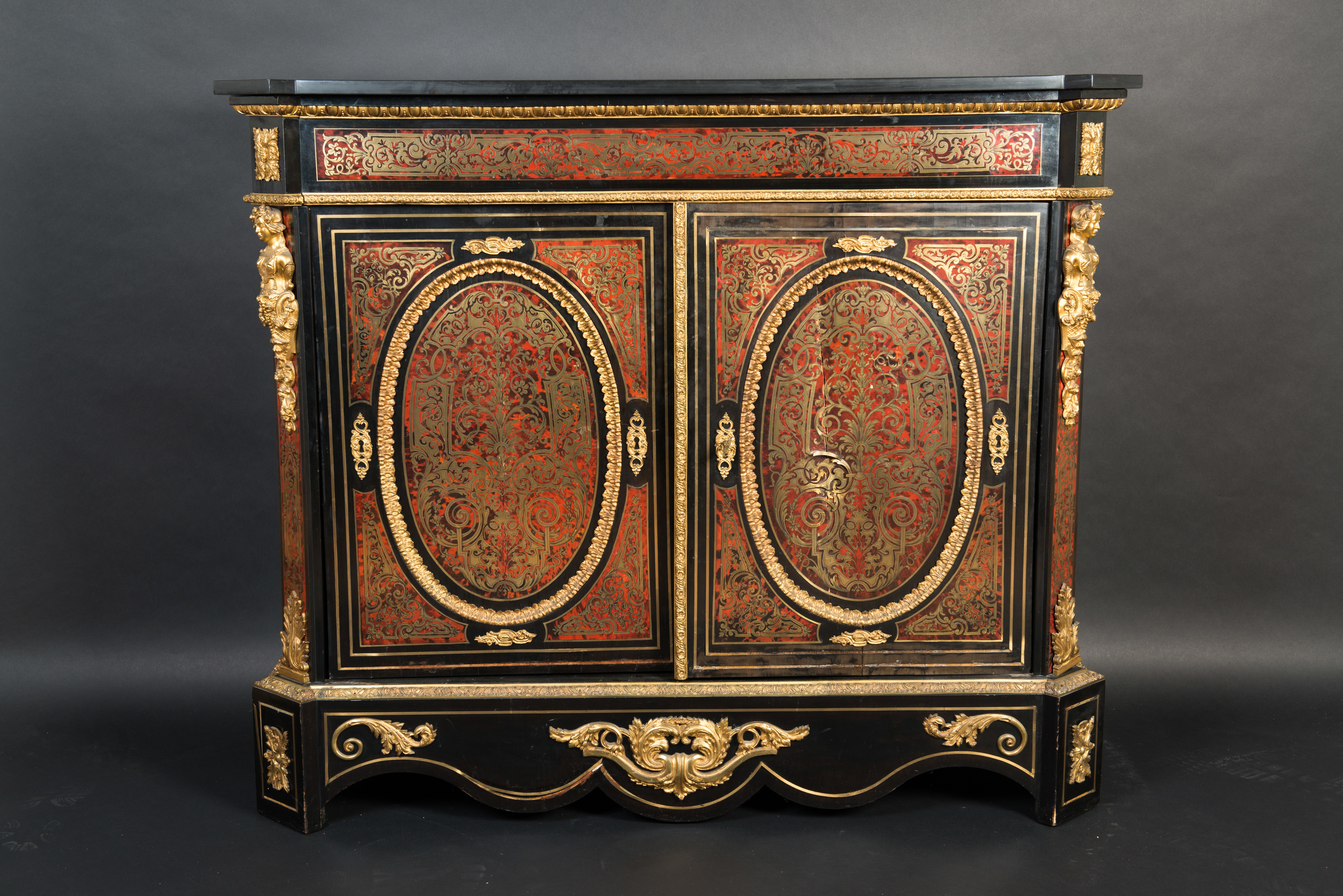 Halbschrank mit Boulle-Marketerie, Napoleon III um 1860 im unrestaurierten Zustand.