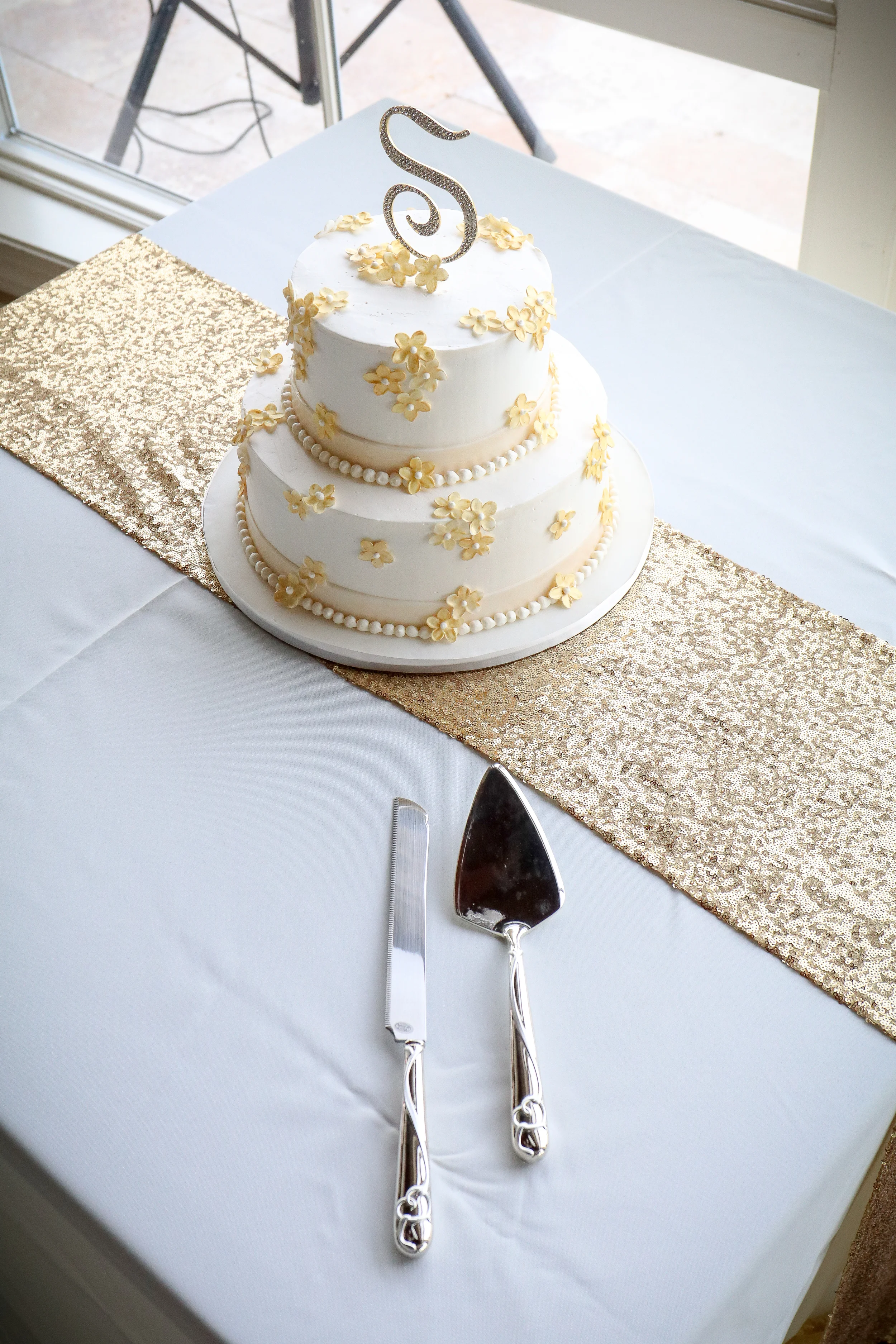 A delicious cake by Merry Cakes by the sea!