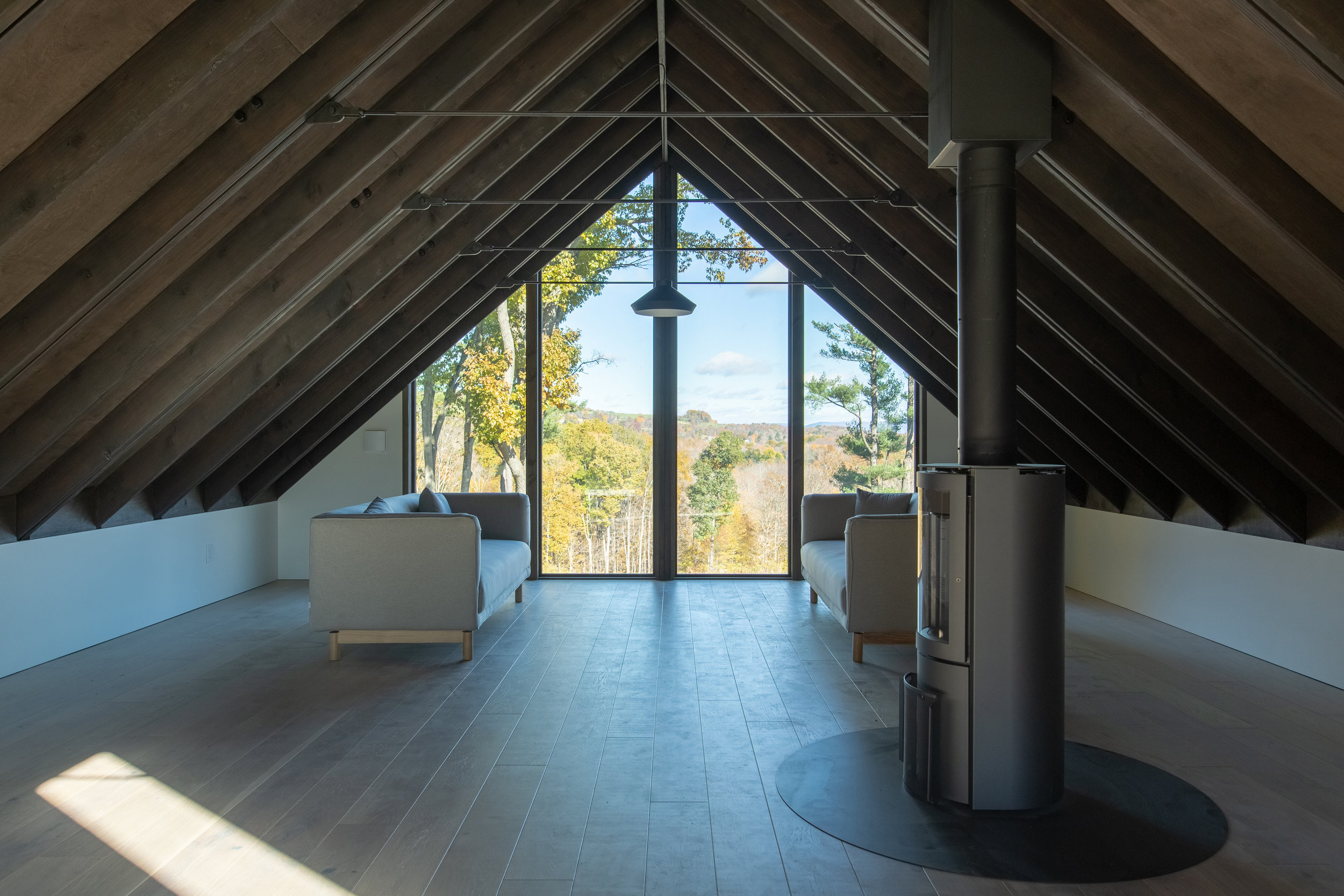 Inside the loft surfaces were kept raw and natural, a palette deliberately similar to traditional Japanese Architecture