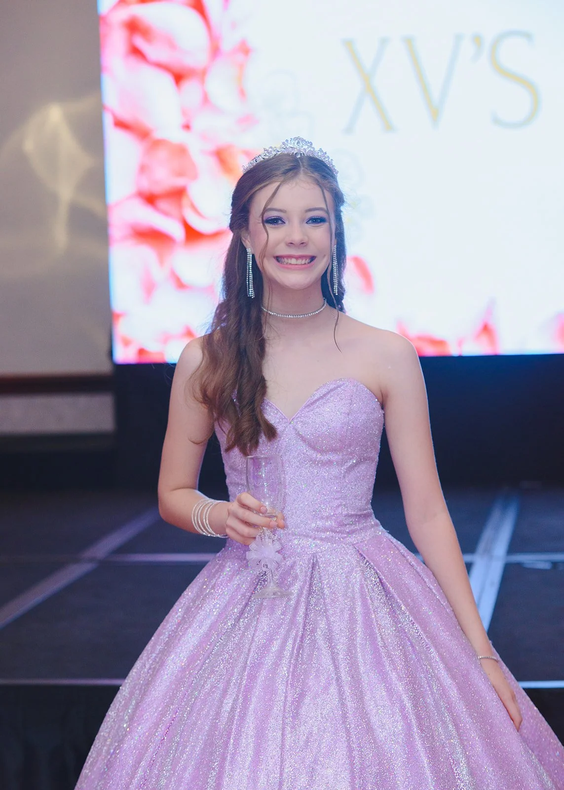 retrato-quinceanera-vestido-rosado-brillante.jpg