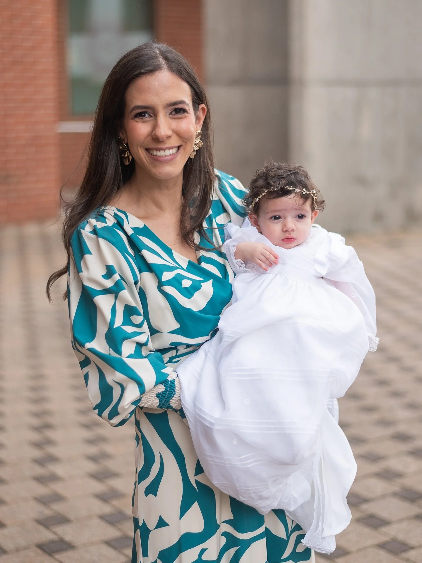 Las fotos fuera de la iglesia siempre son mis favoritas . Para lo que queda del a&ntilde;o: si uds y un amigo/familiar reservan su evento conmigo al mismo tiempo, les regalo a ambos una sesi&oacute;n express de 15min en mi estudio😱 #familyphotograph