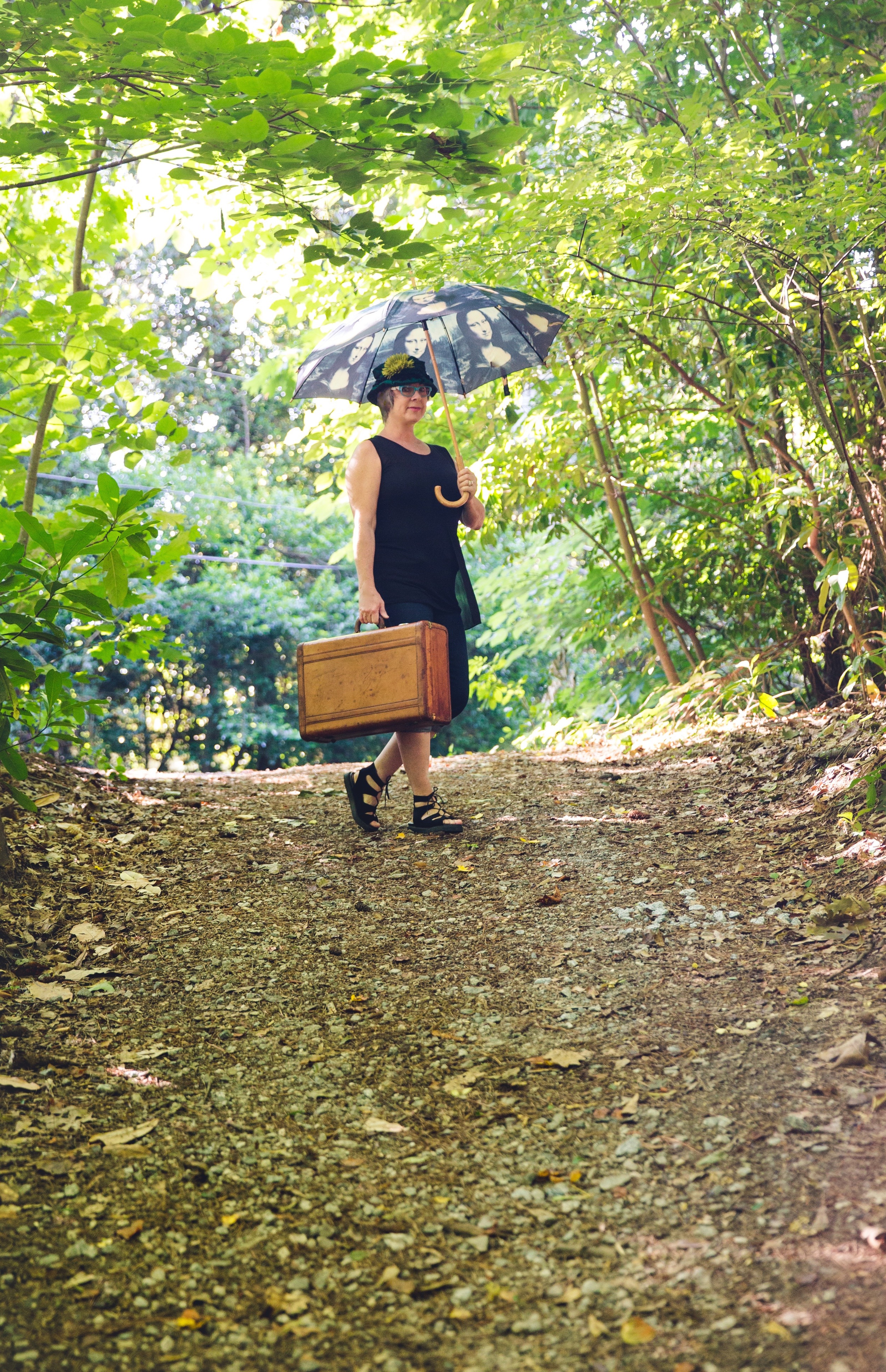 Leisa Rich with her traveling diorama! Photo by Polly Nance ©2015