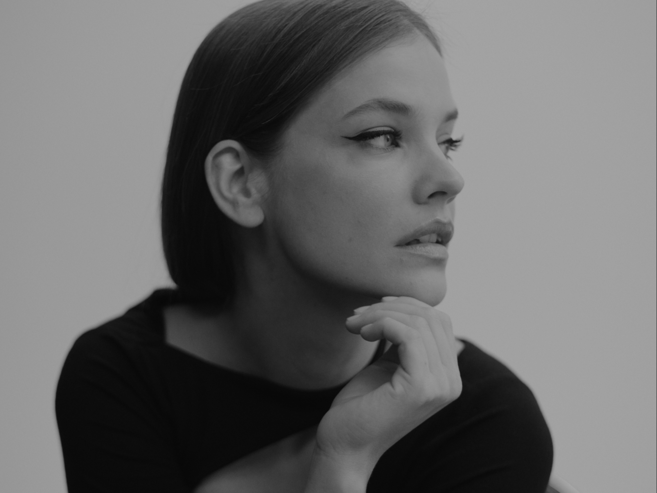 Barbara Palvin in AMC eyeliner gel 77