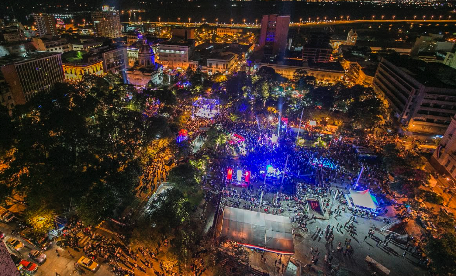 Arriba: Picnic nocturno en Rosario, Argentina. Foto: Secretaría de Ambiente y Espacio Público// Abajo: Asunción, Paraguay. Foto: AMCHA