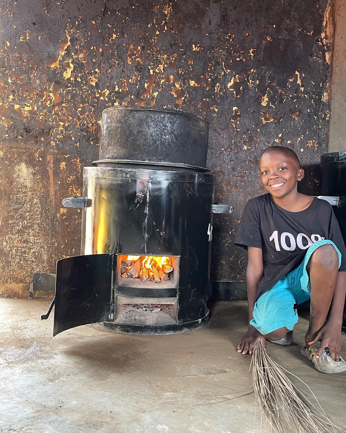 A portrait of LOVE ❤️ this little boy was helping the cooks to clean the kitchen, with a lot of excitement, as everyone celebrated the arrival of the institutional improved cook stoves at Nsangi Mixed Primary School 🙏

#cooking #cookstove #improved 