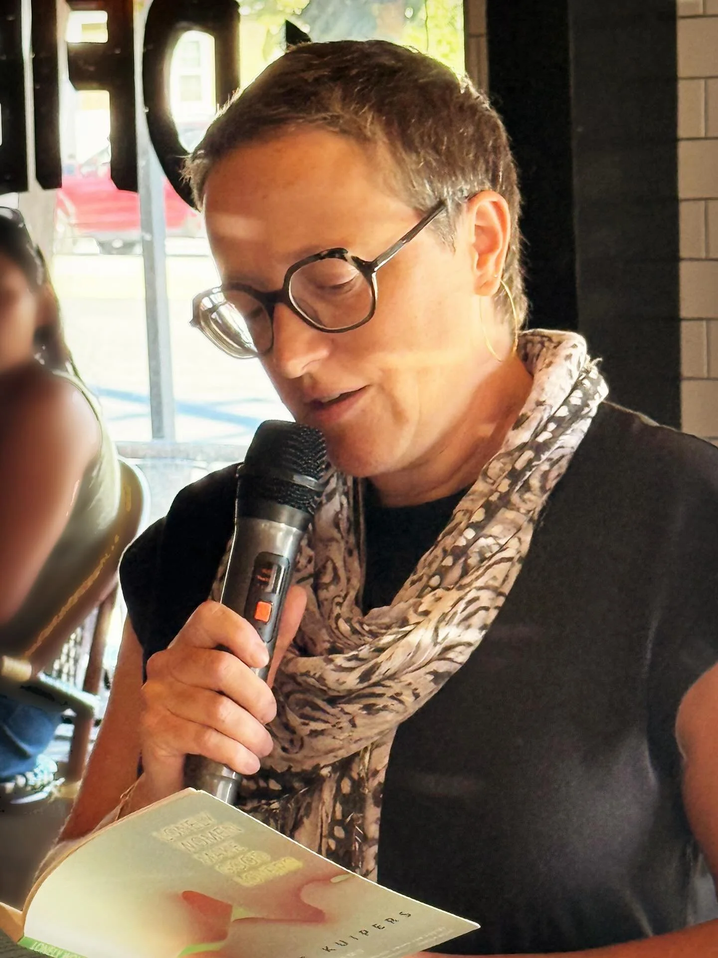 Keetje Kuipers reading from her book, Lonely Women Make Good Lovers, at the monthly poetry reading, Briefly Here, held at Oldfield&rsquo;s Whiskey Room in Venice, California. (I always have a fountain pen in my posts. There is 1940 Parker Vacumatic j