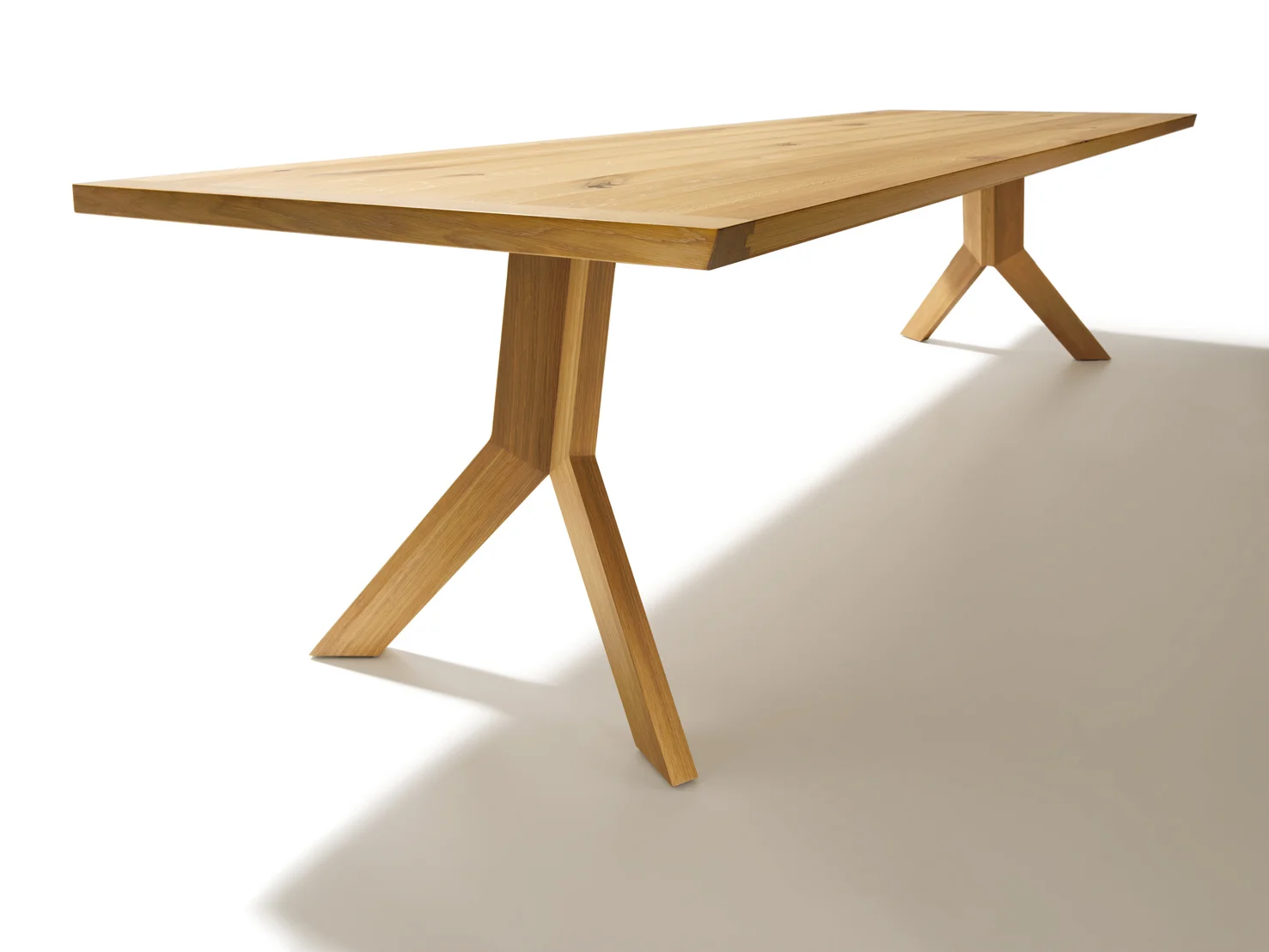 YPS table A light-footed giant The flared “Y”-shaped legs make the yps table seem like a work of sculpture. At the same time, this form ensures an exceptionally stable surface and allows the greatest amount of room for users’ legs. The edges of the tabletop, which are milled with an inward slant, endow yps with a modern dynamism – while striking details such as the front band provide evidence of traditional craftsmanship. Text/Photos/Producer: TEAM 7 Design: Jacob Strobel 2015