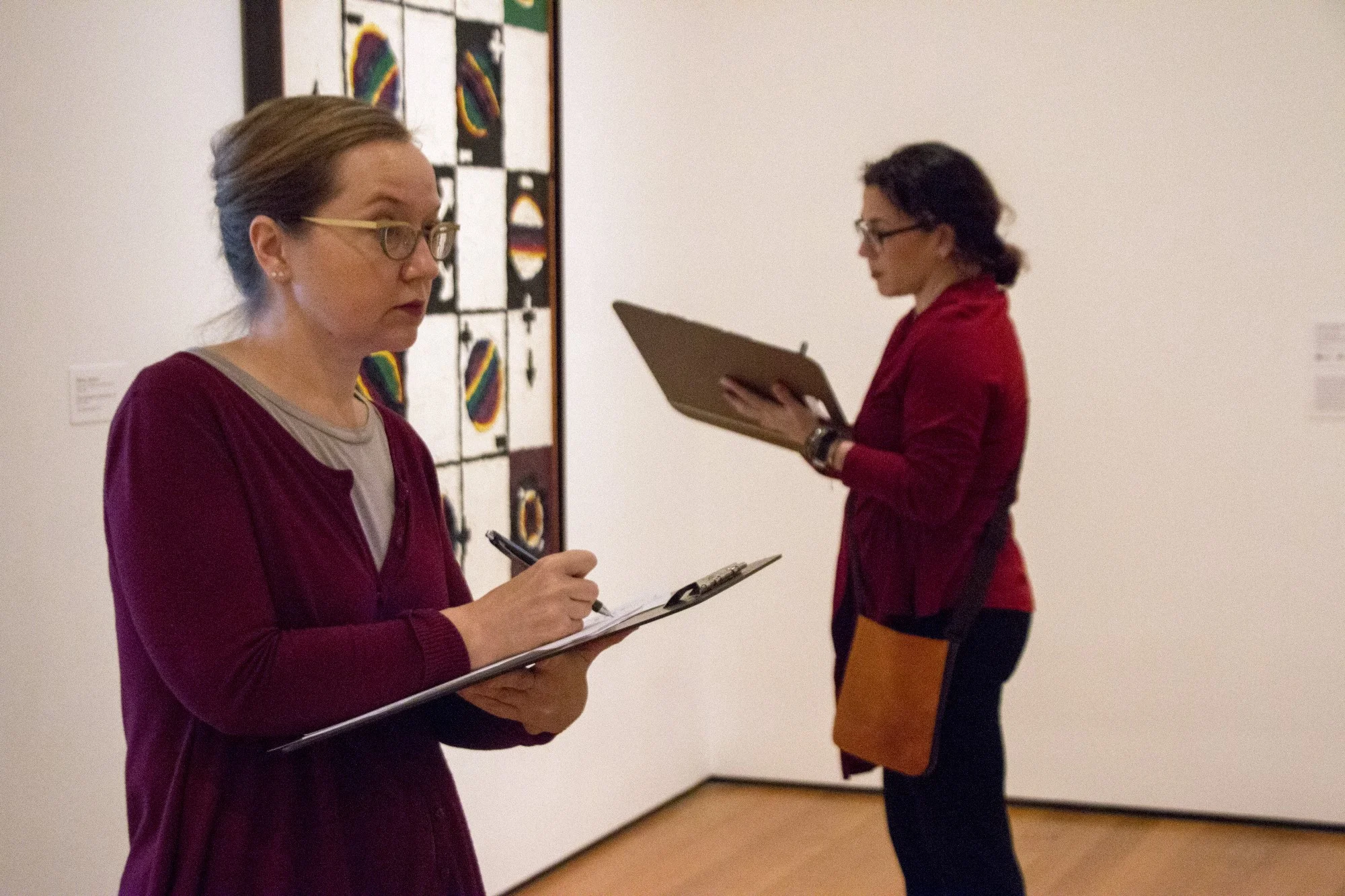 Workshop participants collecting data in From the Collection: 1960–1969. Photo: Manuel Martagon. © 2017 The Museum of Modern Art, New York