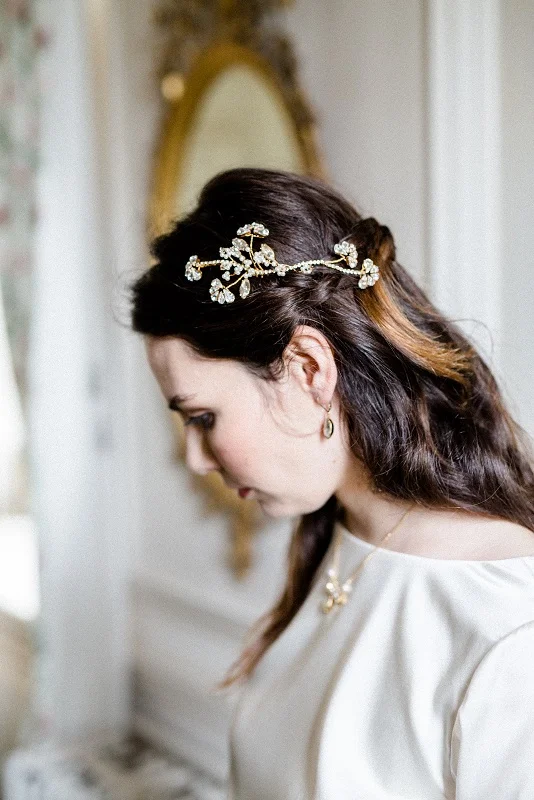 bridal hair comb of crystal and pearl