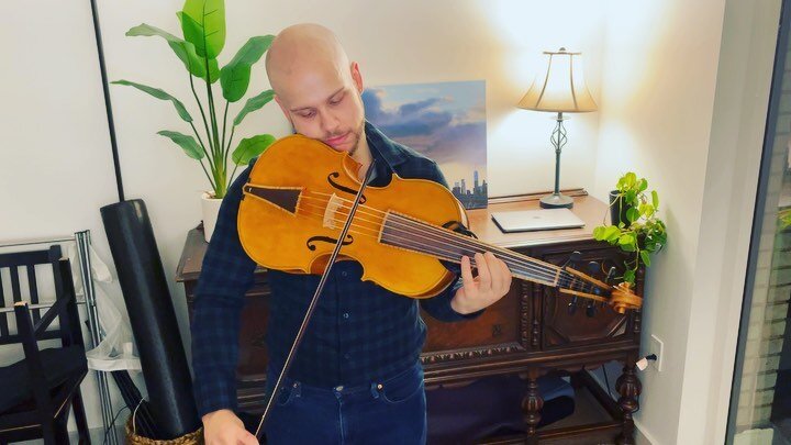 Bach Sarabande to the 4th cello suite 

I love how these open strings in this violoncello da spalla arrangement allow for the drones I have always been looking for in this movement!

Happy Sunday everyone!

#bachcellosuites