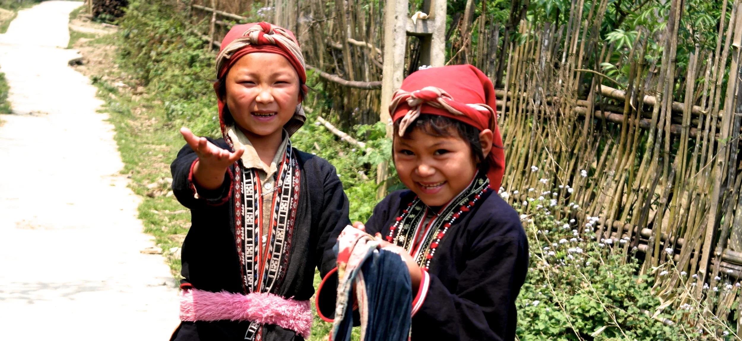 red dzao girls in the sapa region