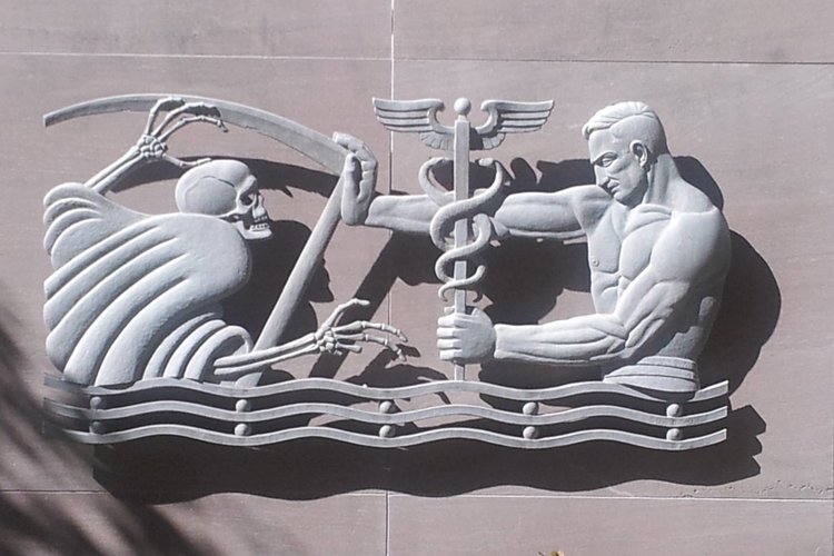 "Alejando la muerte" de Julian Hoke Harris.  Escultura en el edificio del condado de Fulton cerca del Hospital Grady Memorial