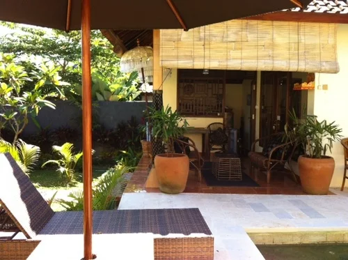 Sunbeds+and+verandah+Jim.JPG