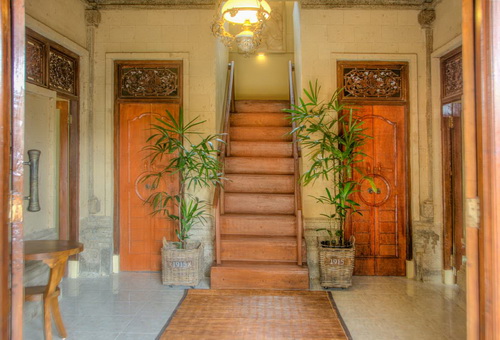 Foyer downstairs.jpg