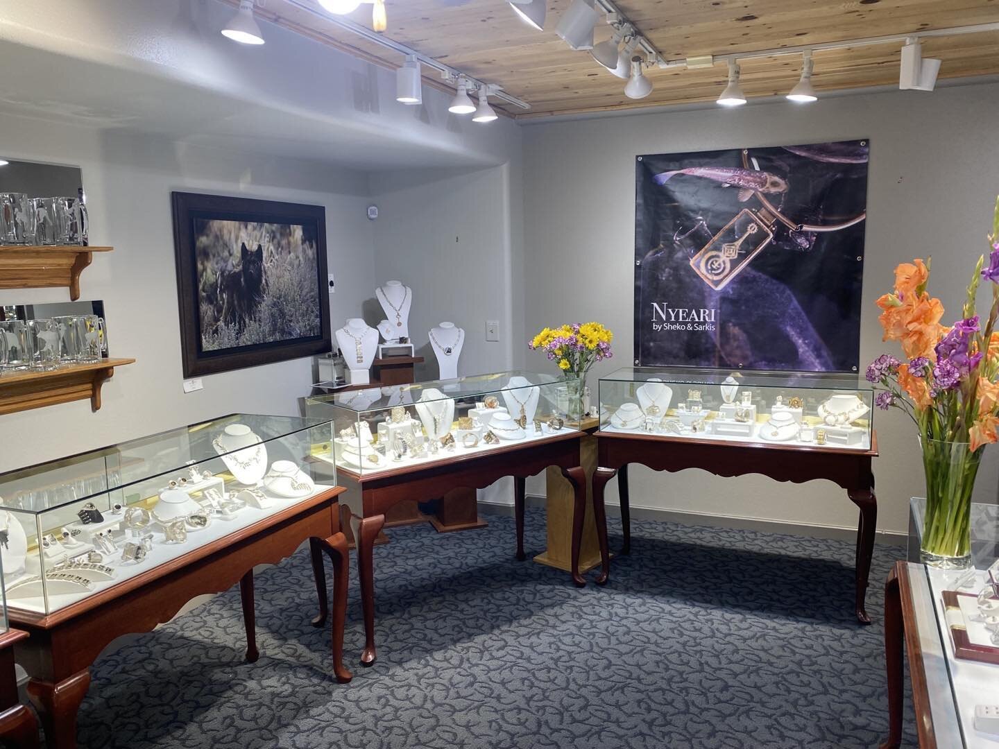 Last days to see the Nyeari Collection at Hines Jewelers in Jackson Wyoming. Closing reception Friday August 26th.

#hinesgoldsmiths #artjewelry #jacksonholeart #nyeari #diamondjewellery