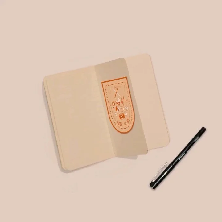 I had fun putting my student hat on and making this lil badge, having a think about what makes me, me (in icon form) &hellip; obviously autumnal colours and leaves were essential. Not just for creative degrees, Adobe Creative Cloud can get you expres