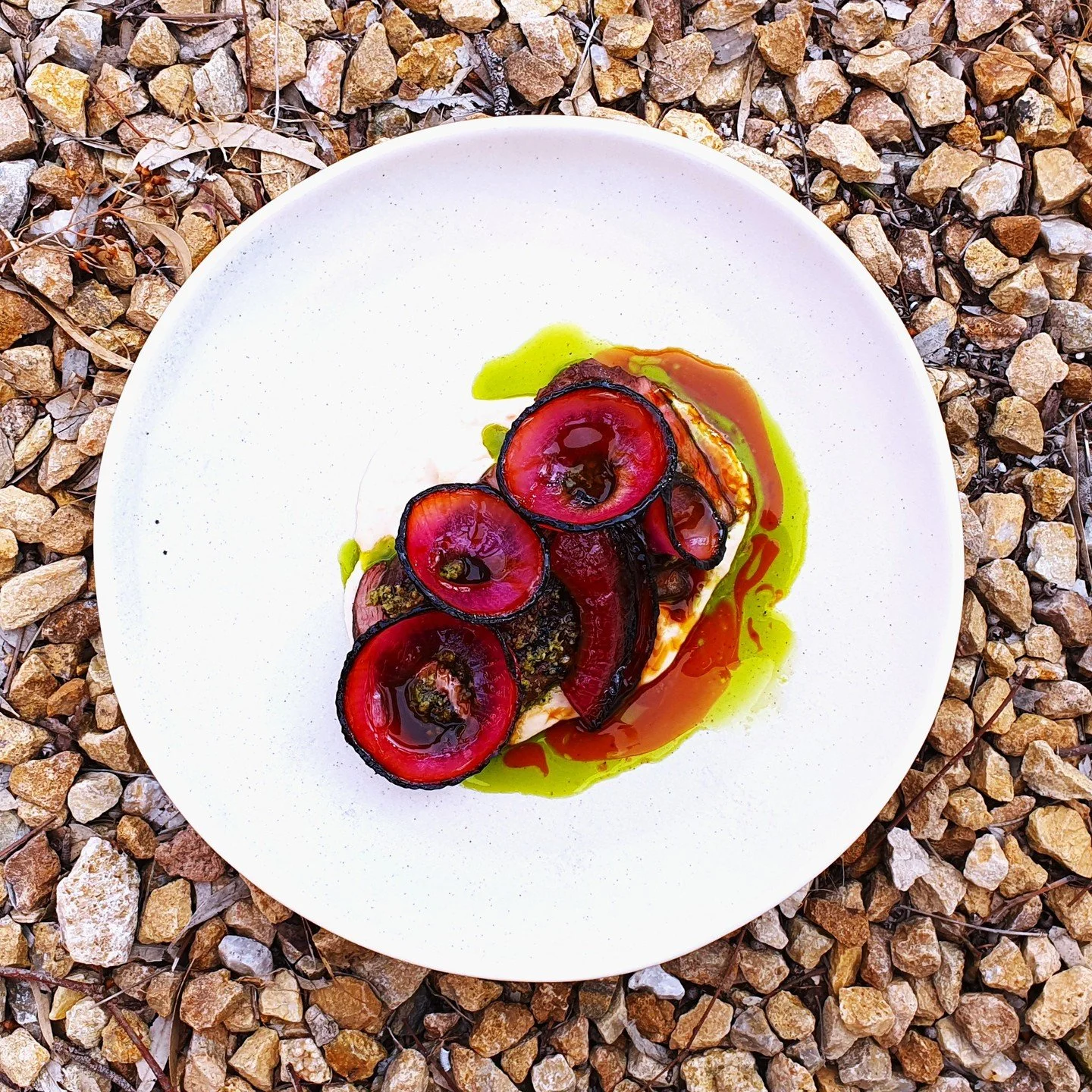 Try this fantastic twist on a classic dish: medium-rare flat iron steak, char-grilled and served with brown sugar-caramelised red onions, and smoked cannellini bean and green peppercorn oil sauce. This is a great addition to the menu this spring.ππͺ