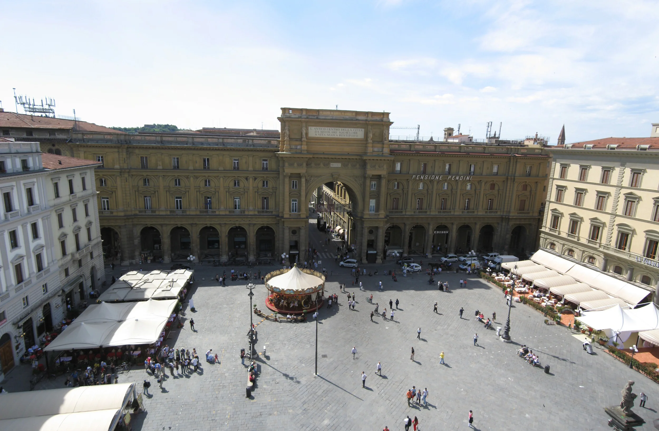 Piazza_Repubblica_Firenze_Apr_2008_(1)-Piazza_Repubblica_Firenze_Apr_2008.jpg