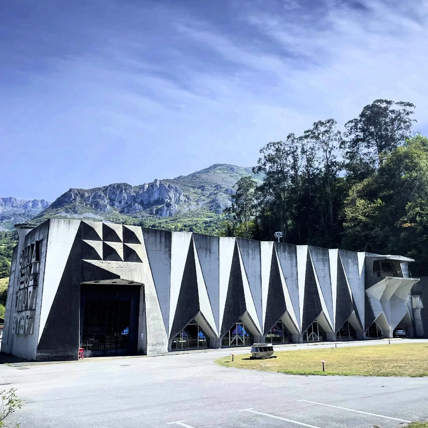 Brutal Power.  Concrete, beautiful? Brutalist architecture.  In your face.  Yet, with an architect/artist who also appreciates the surrounding environment, geometric wizardry can lead to stunning functionality.  #architecture #architecturephotography